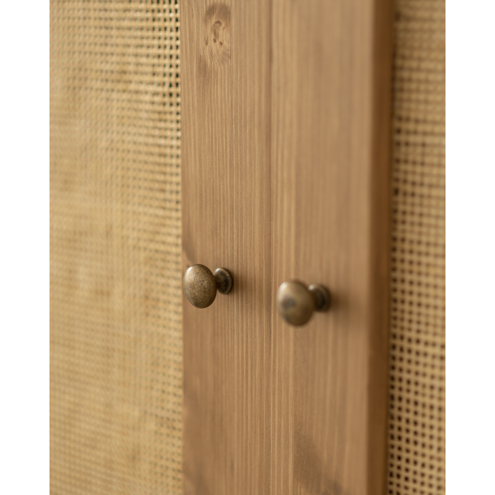 Armoire en bois massif et rotin moelleux ton chêne foncé 180x80cm Hauteur: 180 Longueur: 80 Largeur: 40