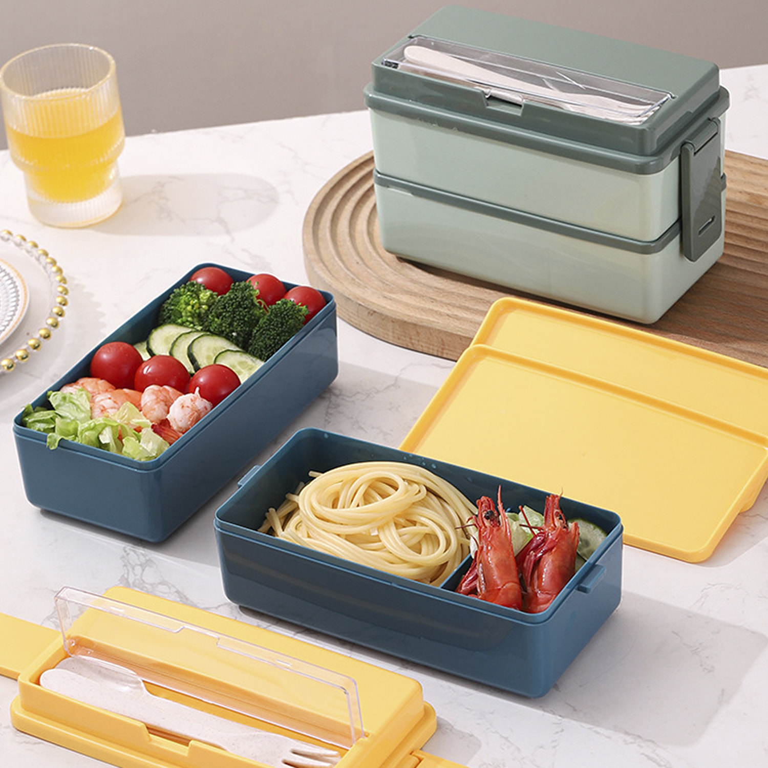 Lunch box ermetico con 2 altezze per conservare gli alimenti. Include posate. Adatto al microonde