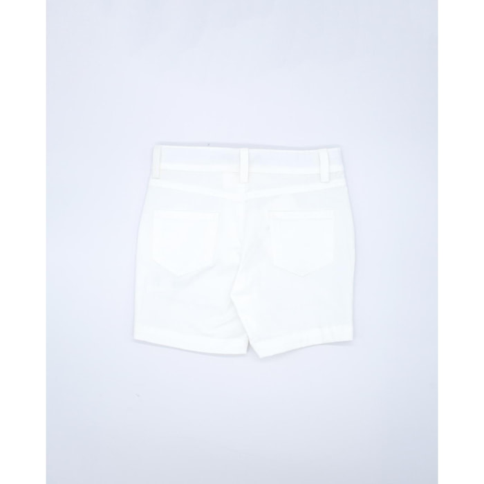 Bermuda de sarga cruda, con bolsillos y bragueta.