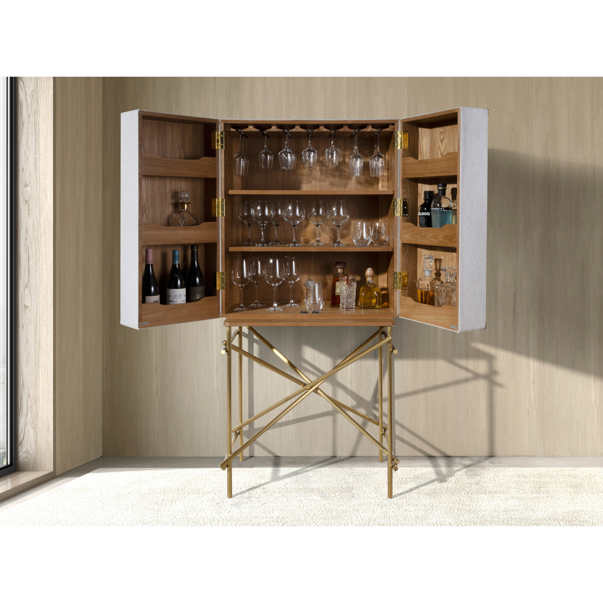 Aparador Angel Cerdá alto con estructura de madera chapada en nogal natural tapizada en tela gris claro y unas patas de acero inoxidable pulido en dorado 82x53x169cm