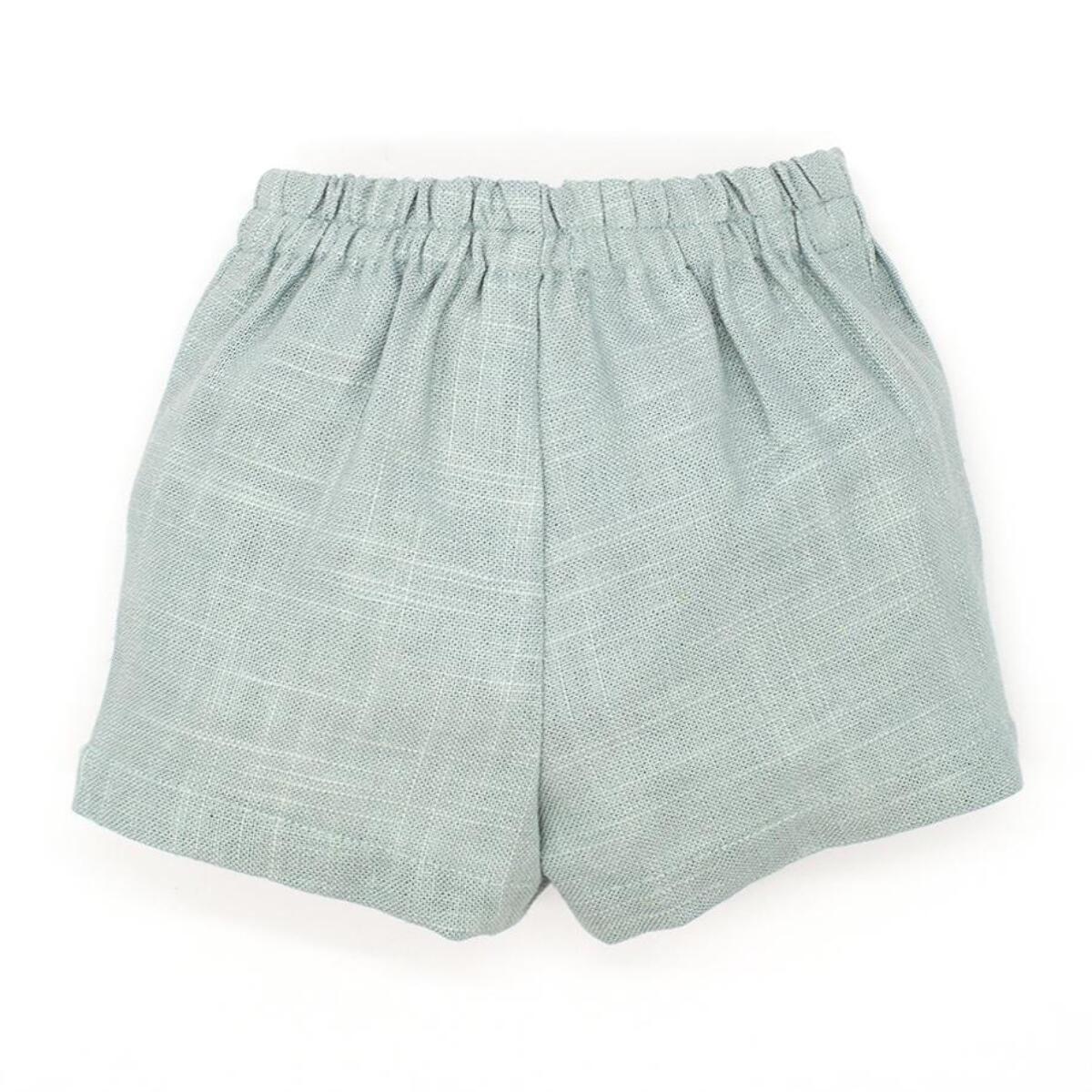 Bermuda de lino verde. Bolsillos falsos y botones, cintura elastica.