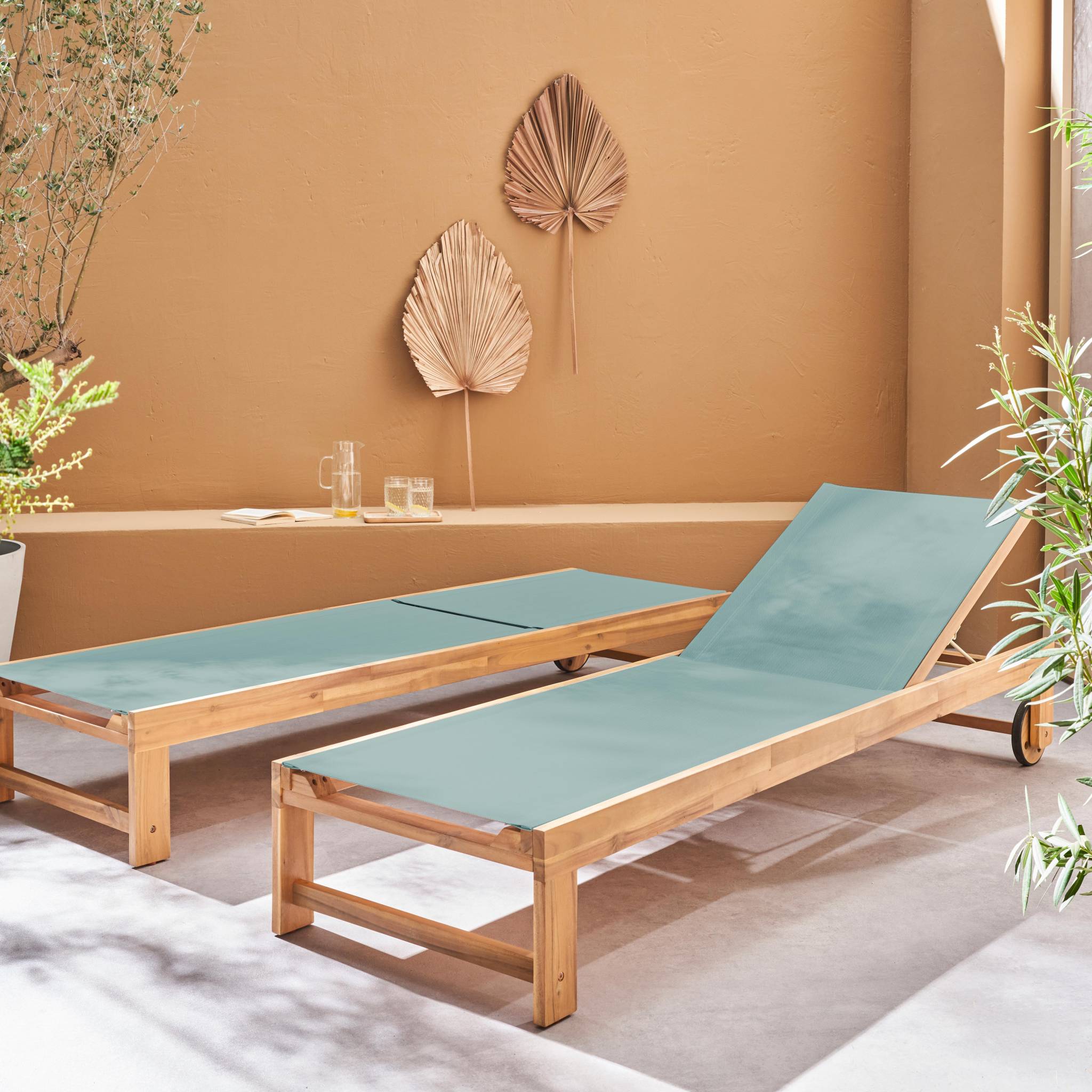 Lot de 2 bains de soleil en bois d'acacia et textilène kaki. multi positions avec roulettes