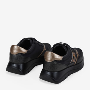 Zapatillas deportivas negras con cordones elásticos