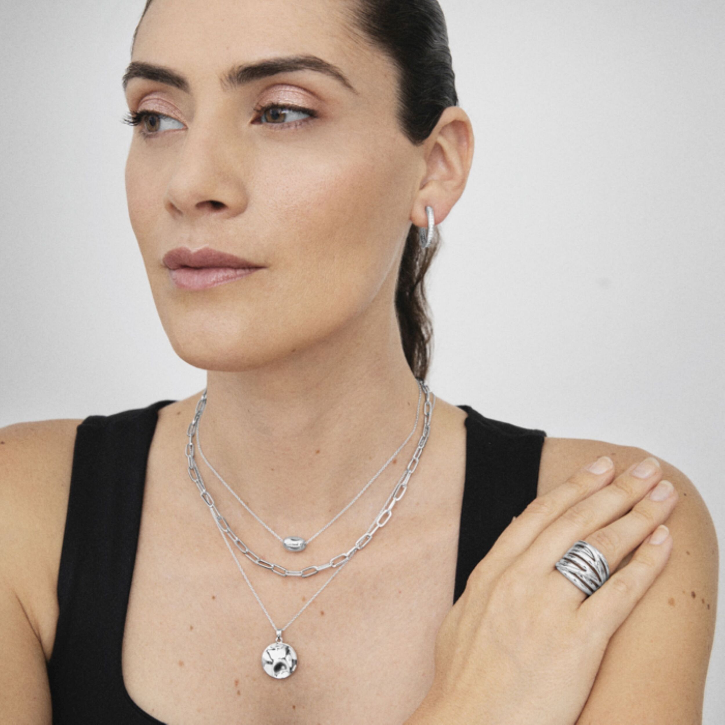 Anillo acabado en rodio
