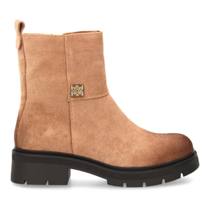 Botín moderno de mujer con detalle metálico