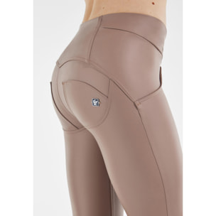 Pantaloni push up WR.UP® similpelle vita alta con incrocio