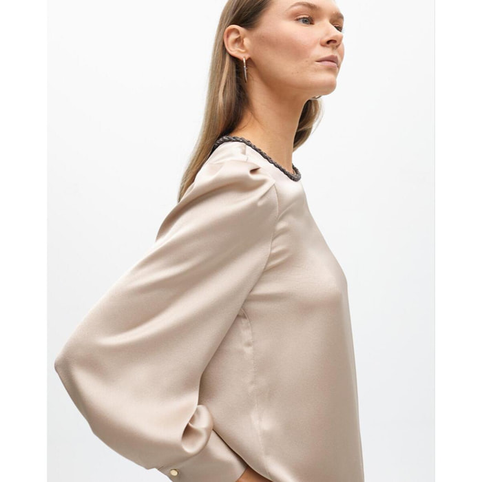 Blusa con dettaglio gioiello sul collo