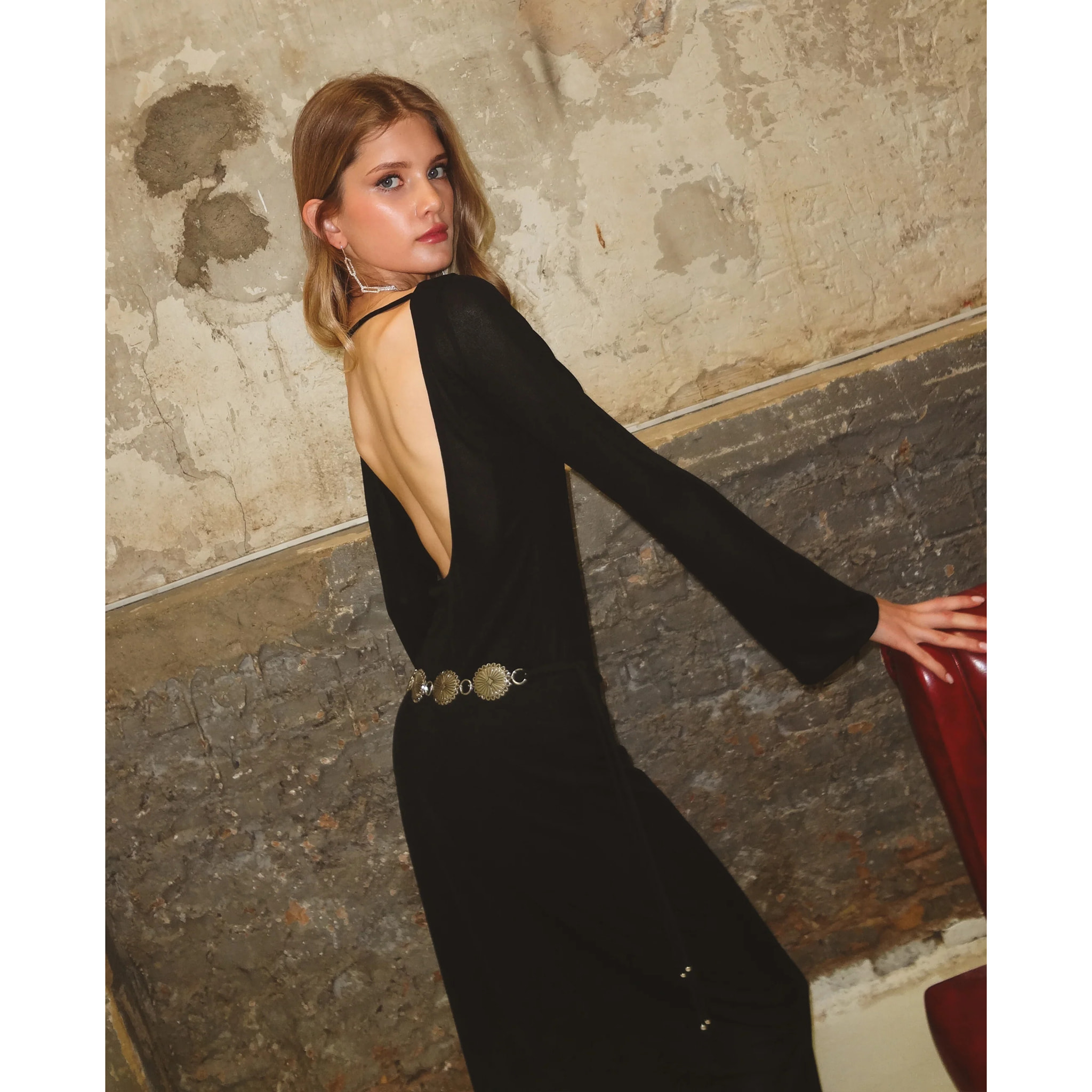 Vestido de punto con escote en la espalda