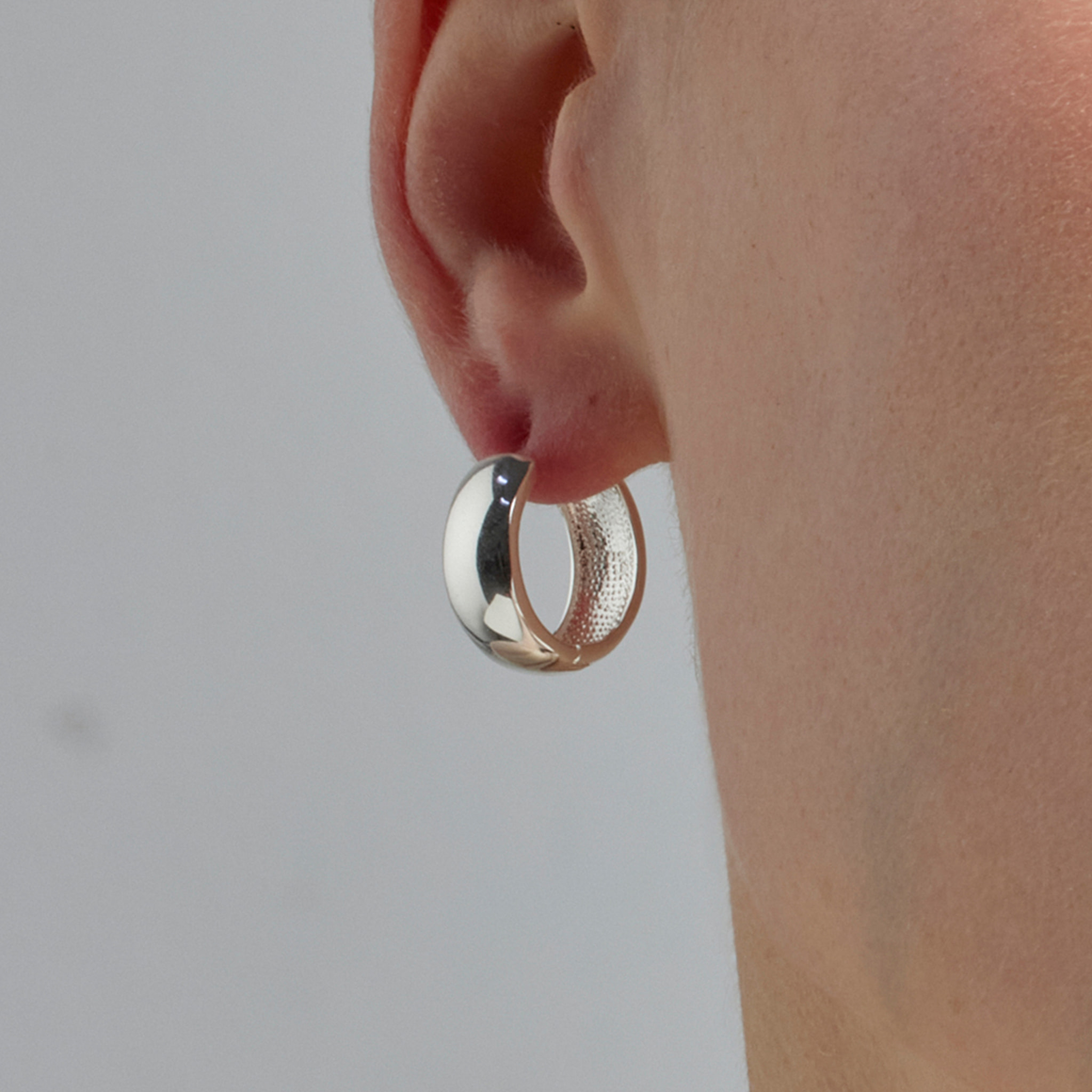 Pendientes de 16mm de diámetro acabados en rodio