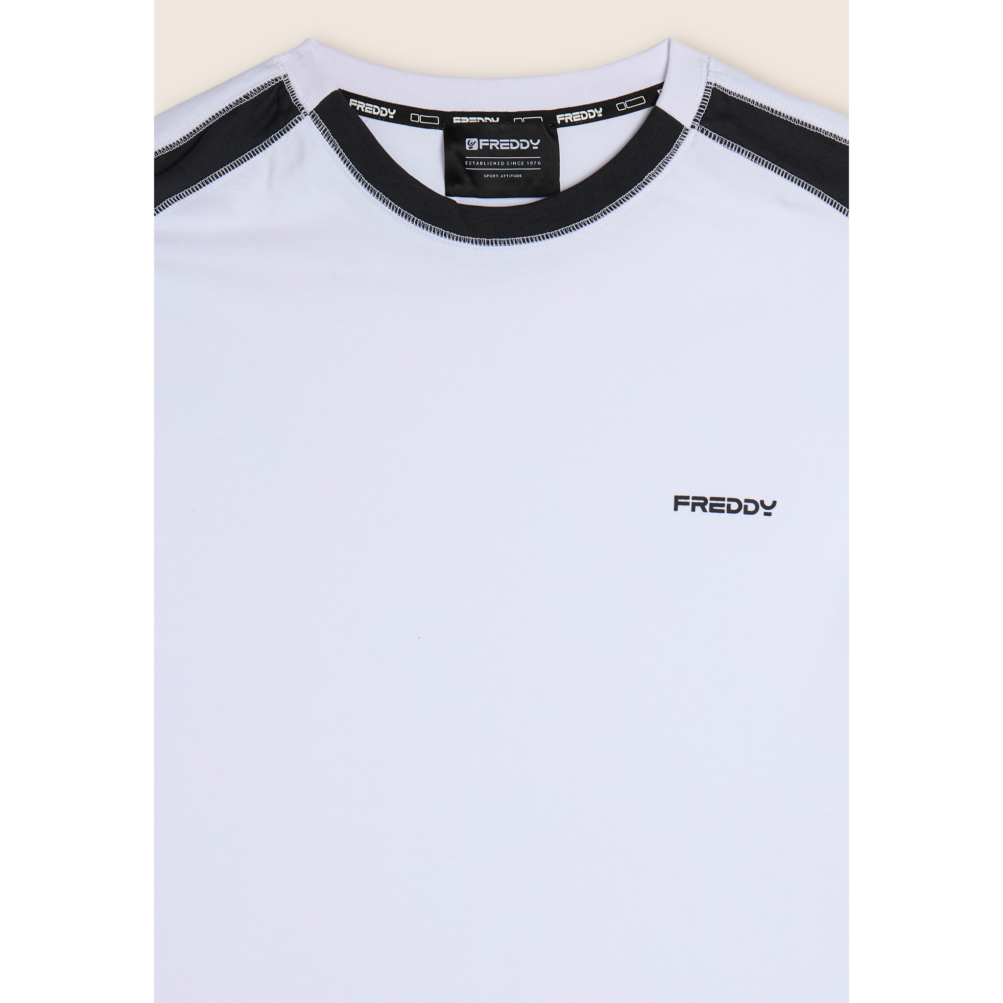 T-shirt con inserti sulle spalle