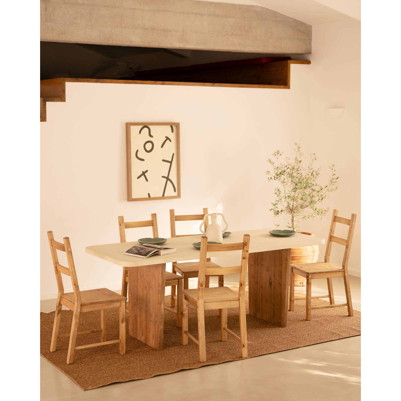 Table de salle à manger en microciment de couleur blanc cassé avec des pieds en bois de chêne foncé en différentes tailles