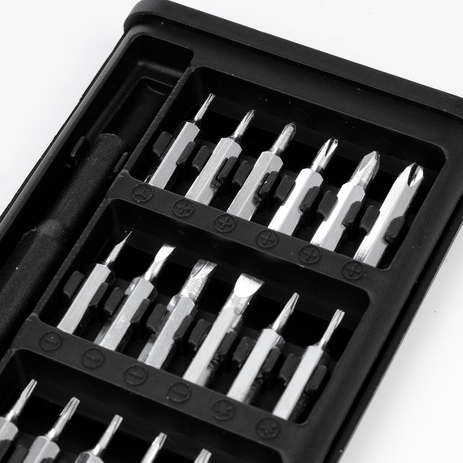 Juego de destornillador 24 en 1 con cuerpo plástico, carcasa con apertura por deslizamiento y puntas de acero.