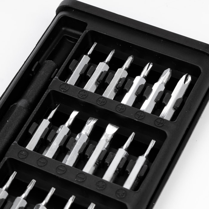 Juego de destornillador 24 en 1 con cuerpo plástico, carcasa con apertura por deslizamiento y puntas de acero.