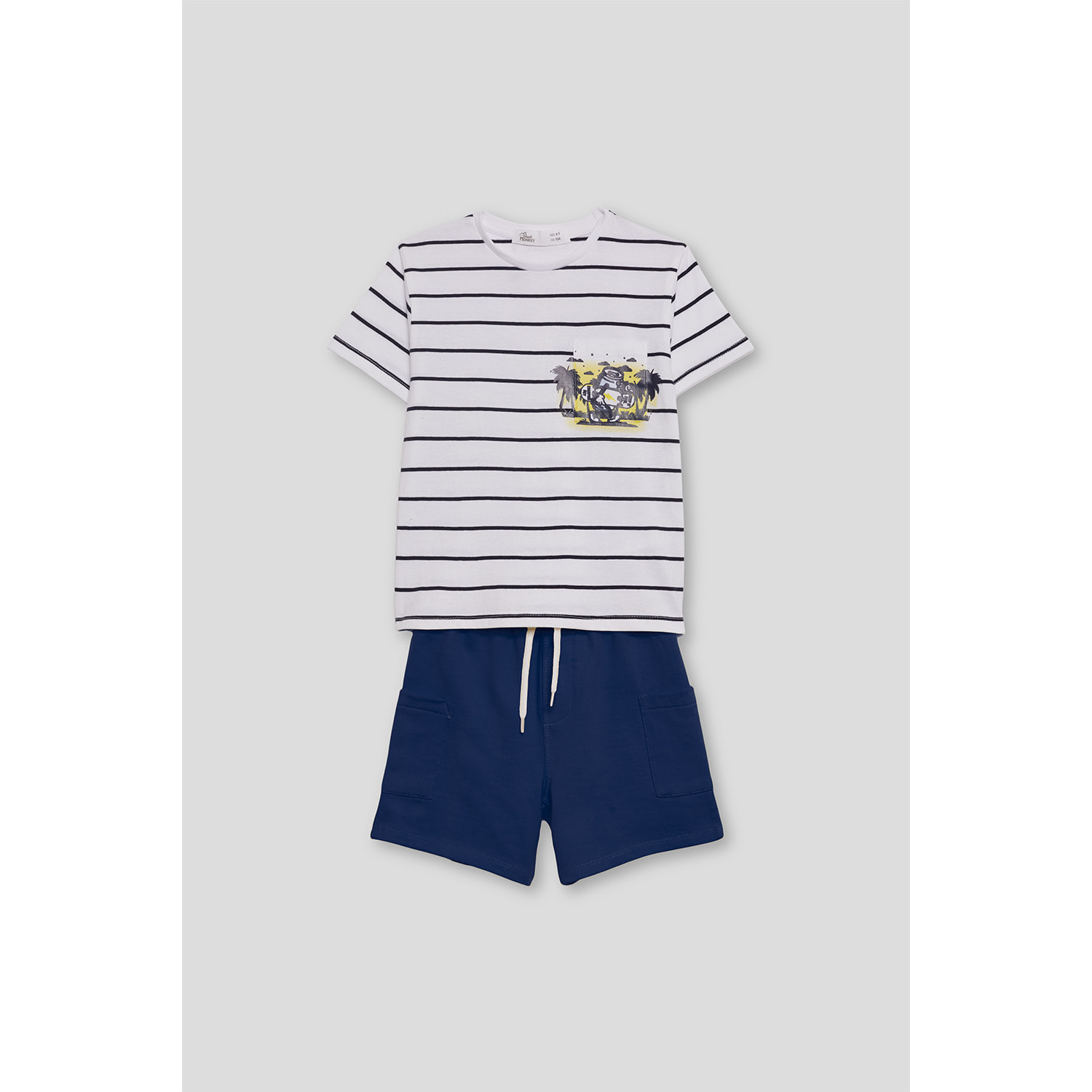 Conjunto Niño Verano 2 Piezas Camiseta de Rayas Blanca y Azul con Bolsillo Estampado Tropical + Bermuda Azul Marino, Transpirable | Color: Rayas azul | Street Monkey