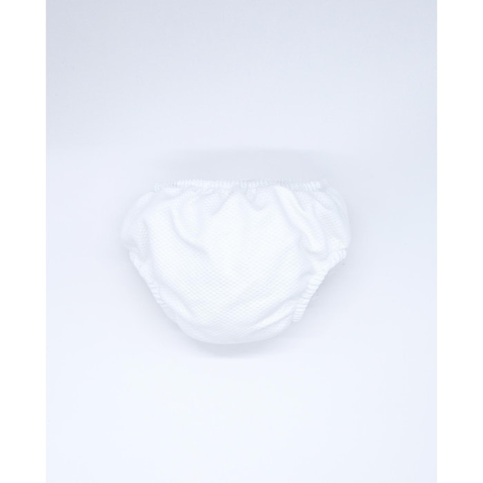 Cubrepañal de pique blanco. Elastico en la cintura y en las piernas.