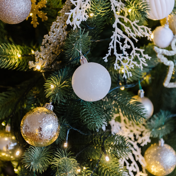 set de 100 bolas de navidad color oro claro pet con diferentes diseños y acabados
