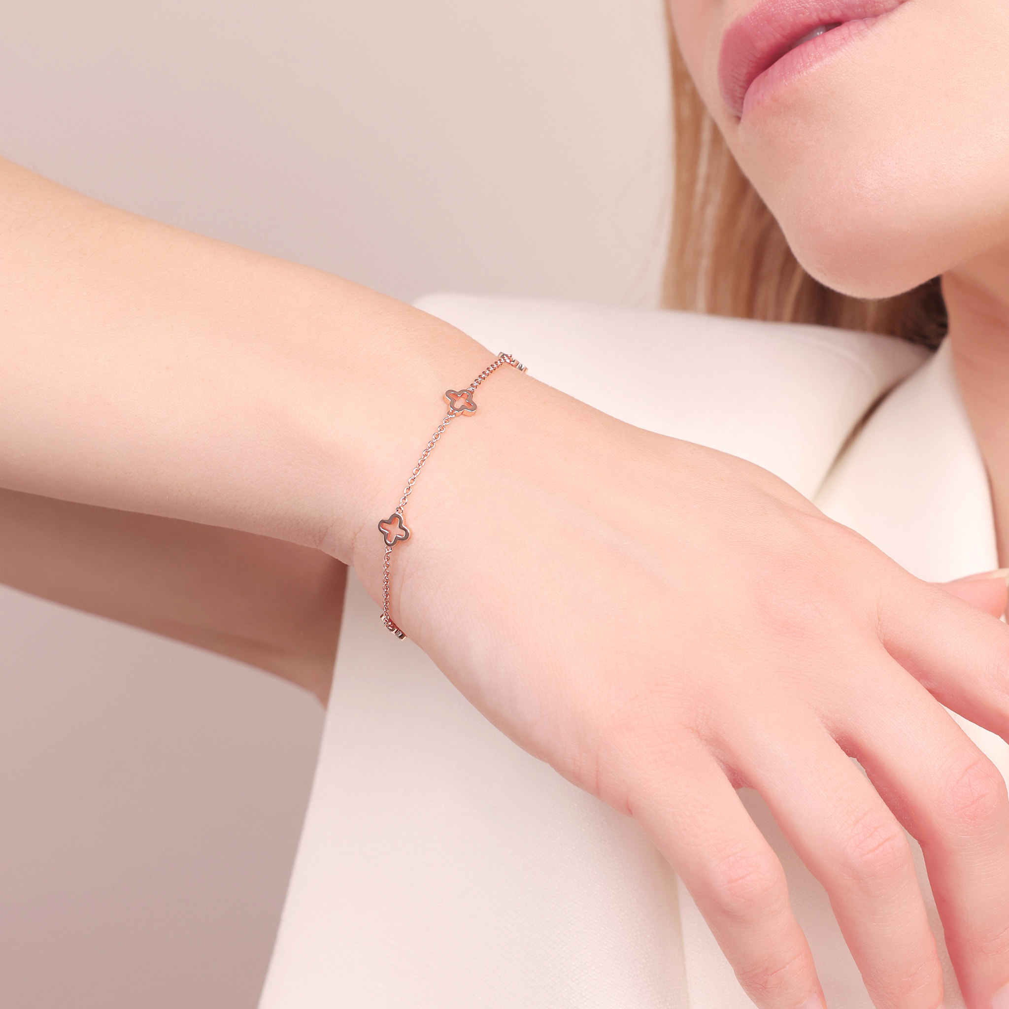 Collana con Ciondoli a Quadrifoglio Traforati