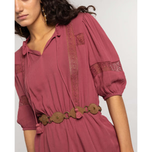 Vestido corto con mangas abullonadas y volante