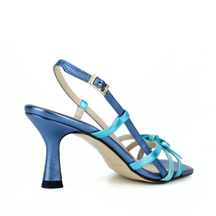 Sandalia con adorno en lacito. Tacón 6 cm