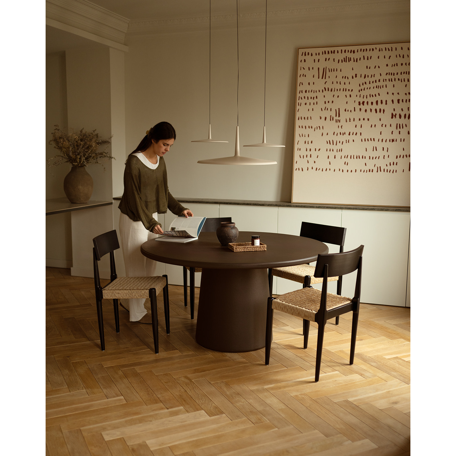 Table de salle à manger ronde en microciment ton marron en différentes tailles