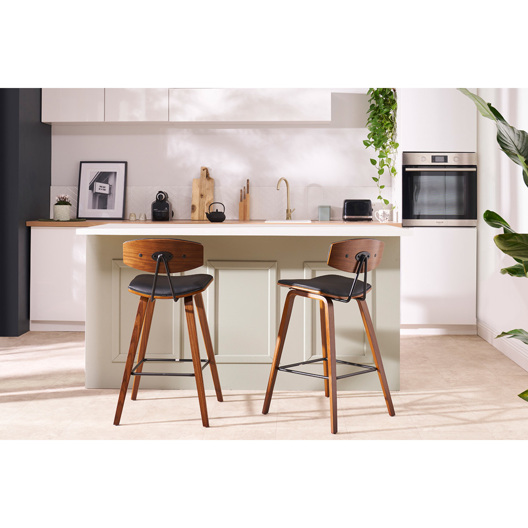 Tabourets de bar design en tissu effet velours texturé beige et bois clair H69 cm (lot de 2) VASCO