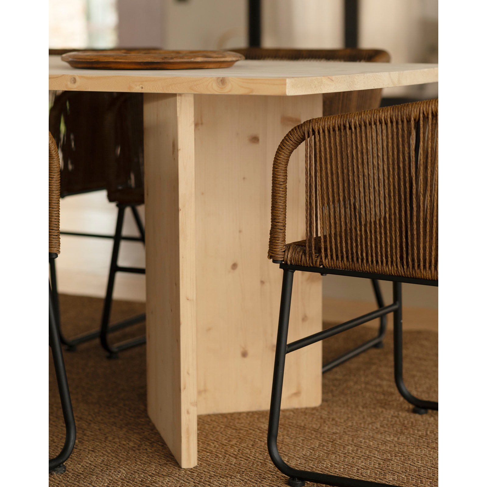 Table de salle à manger en bois massif en ton naturel en différentes tailles