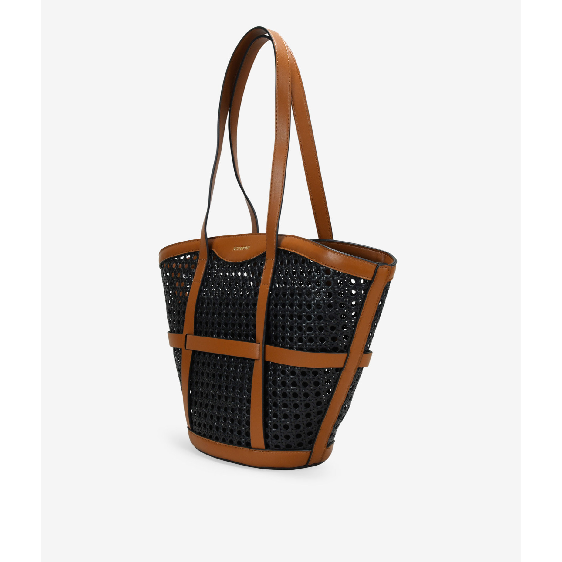 Bolso de hombro negro con rejilla de mimbre