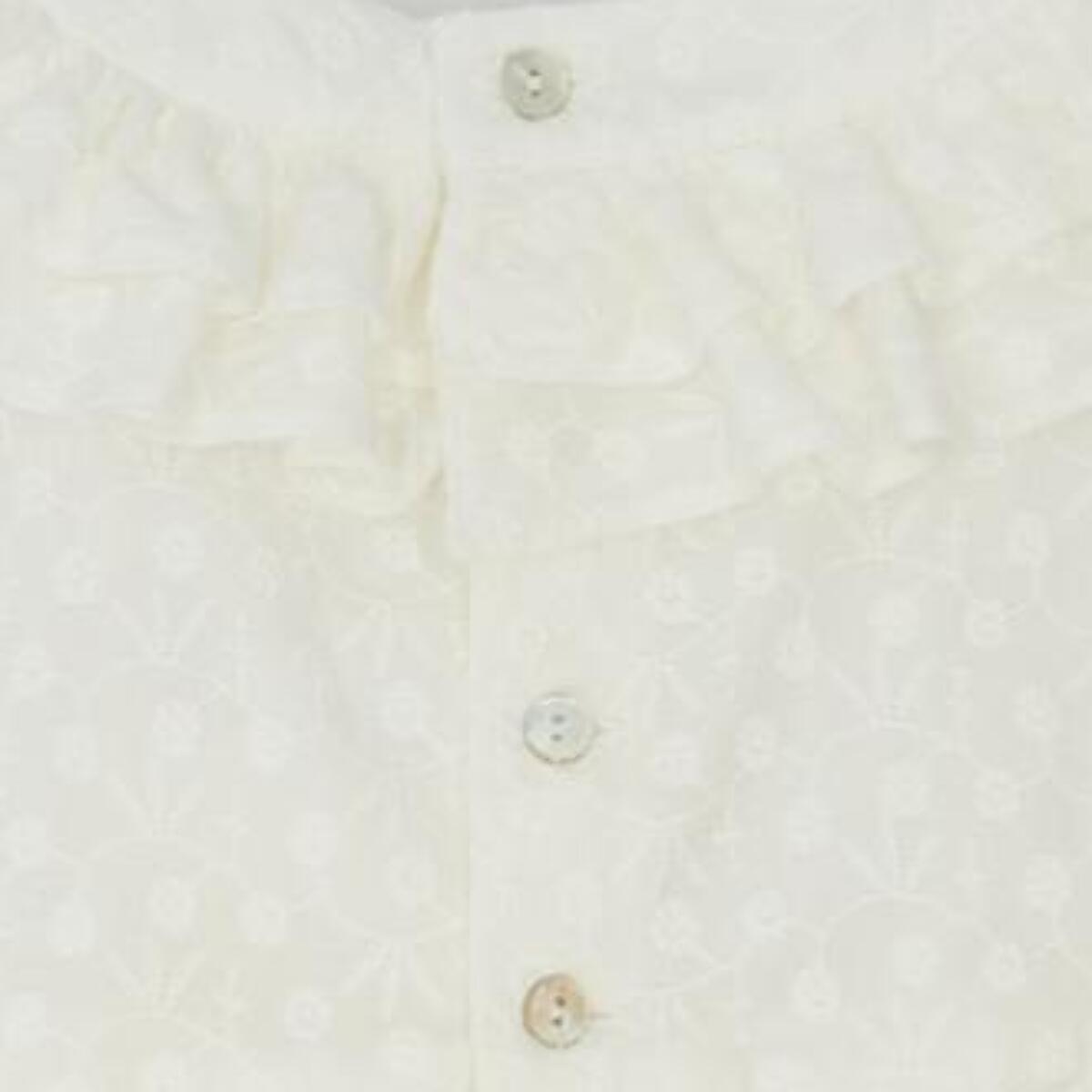 Vestido de voile bordado blanco. De tirantes con doble volante en el cuello, falda fruncida con volante.