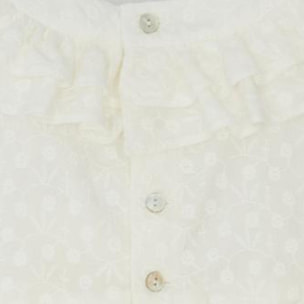 Vestido de voile bordado blanco. De tirantes con doble volante en el cuello, falda fruncida con volante.