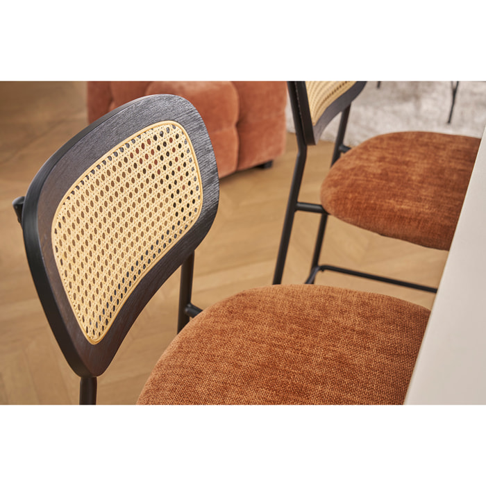 Tabourets design en tissu effet velours texturé terre brulée, métal noir et cannage rotin (lot de 2) MIRANDA