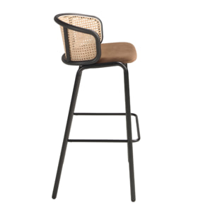 Taburete con reposabrazos tapizado en tela aterciopelada en marrón y respaldo de rattán en natural con estructura y patas en acero inoxidable negro 51x50x95cm