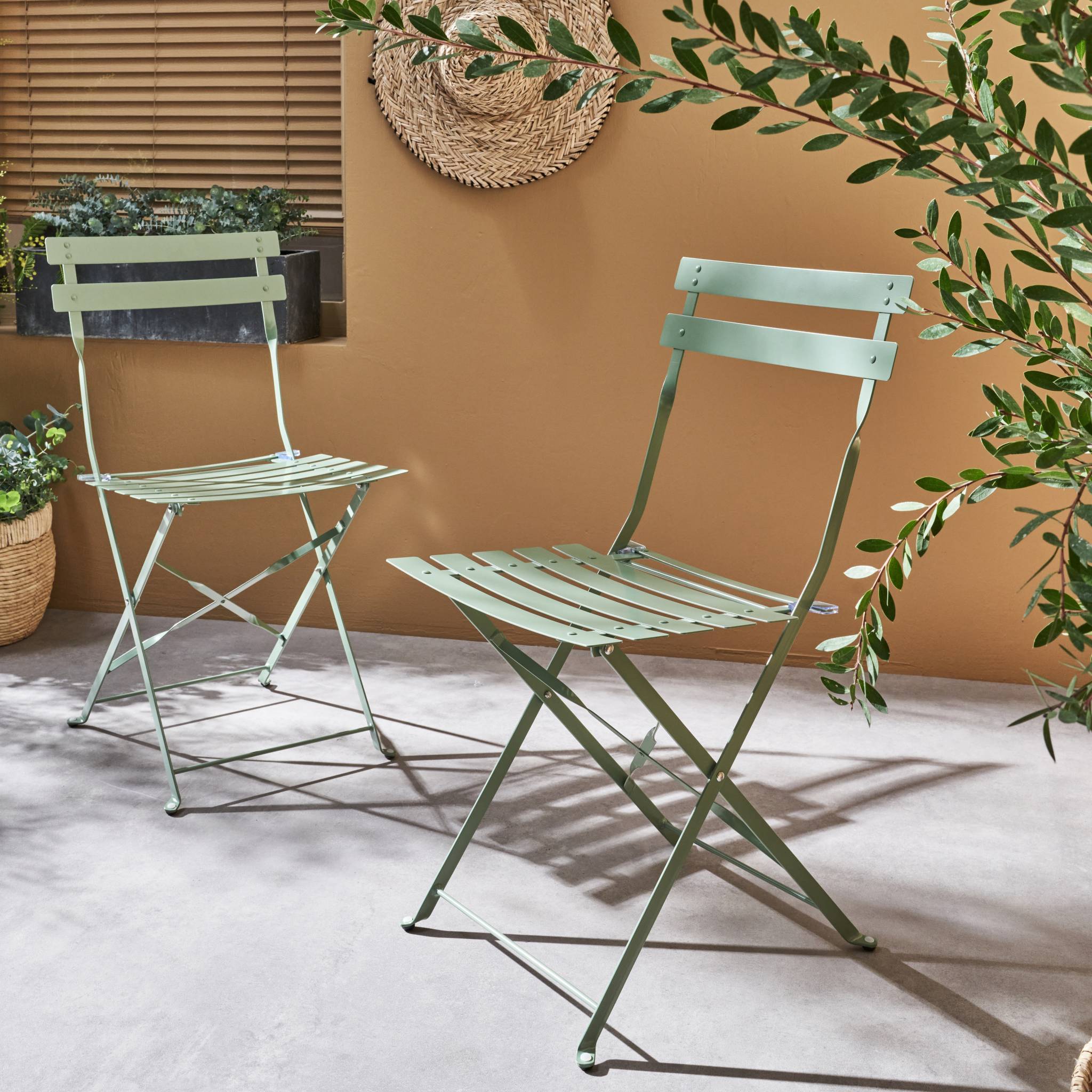 Lot de 2 chaises de jardin bistrot pliables en acier thermolaqué. 49.5 x 41 x 80.5cm