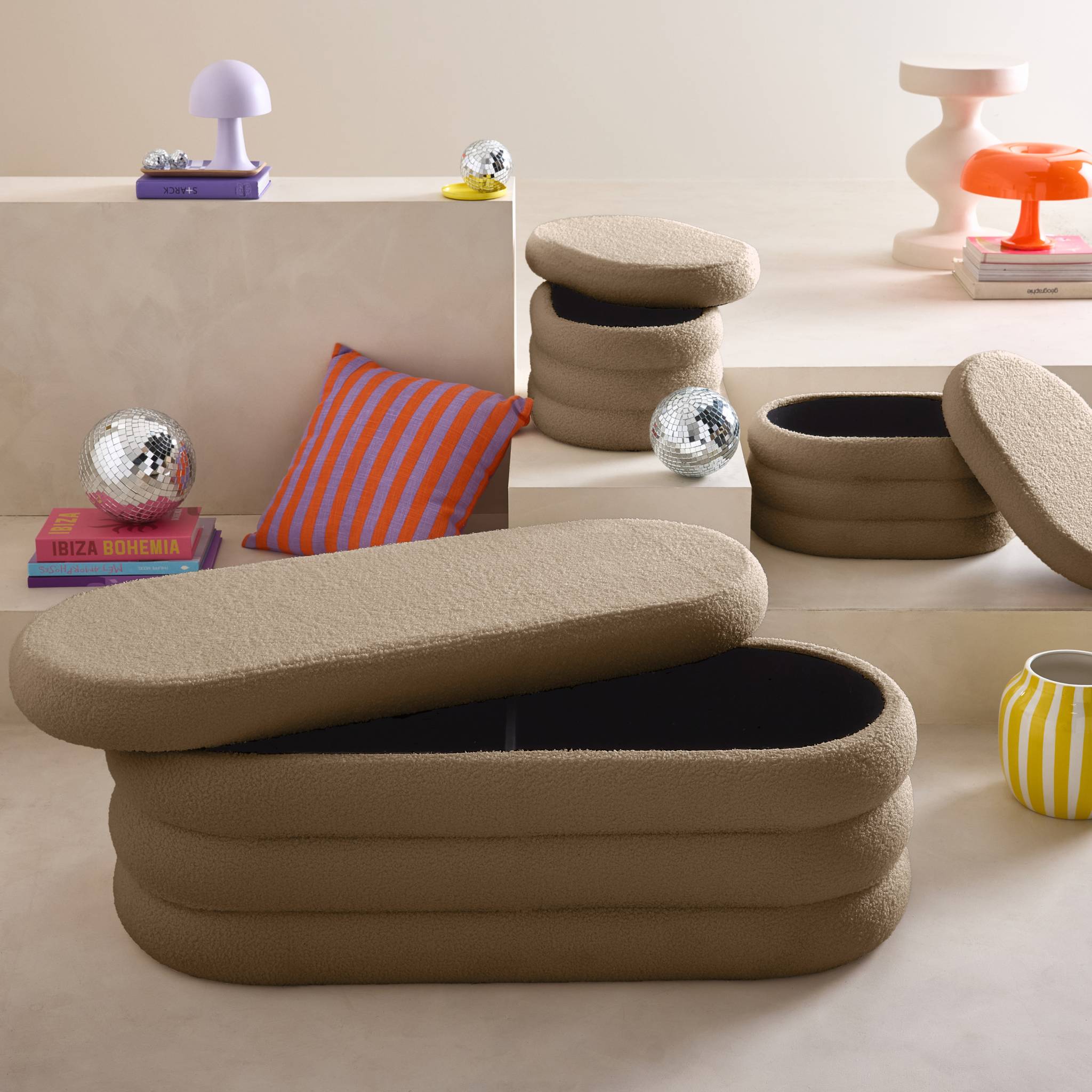 Banc coffre en bouclettes taupe avec 2 poufs ovales de rangement intégrés - L111cm