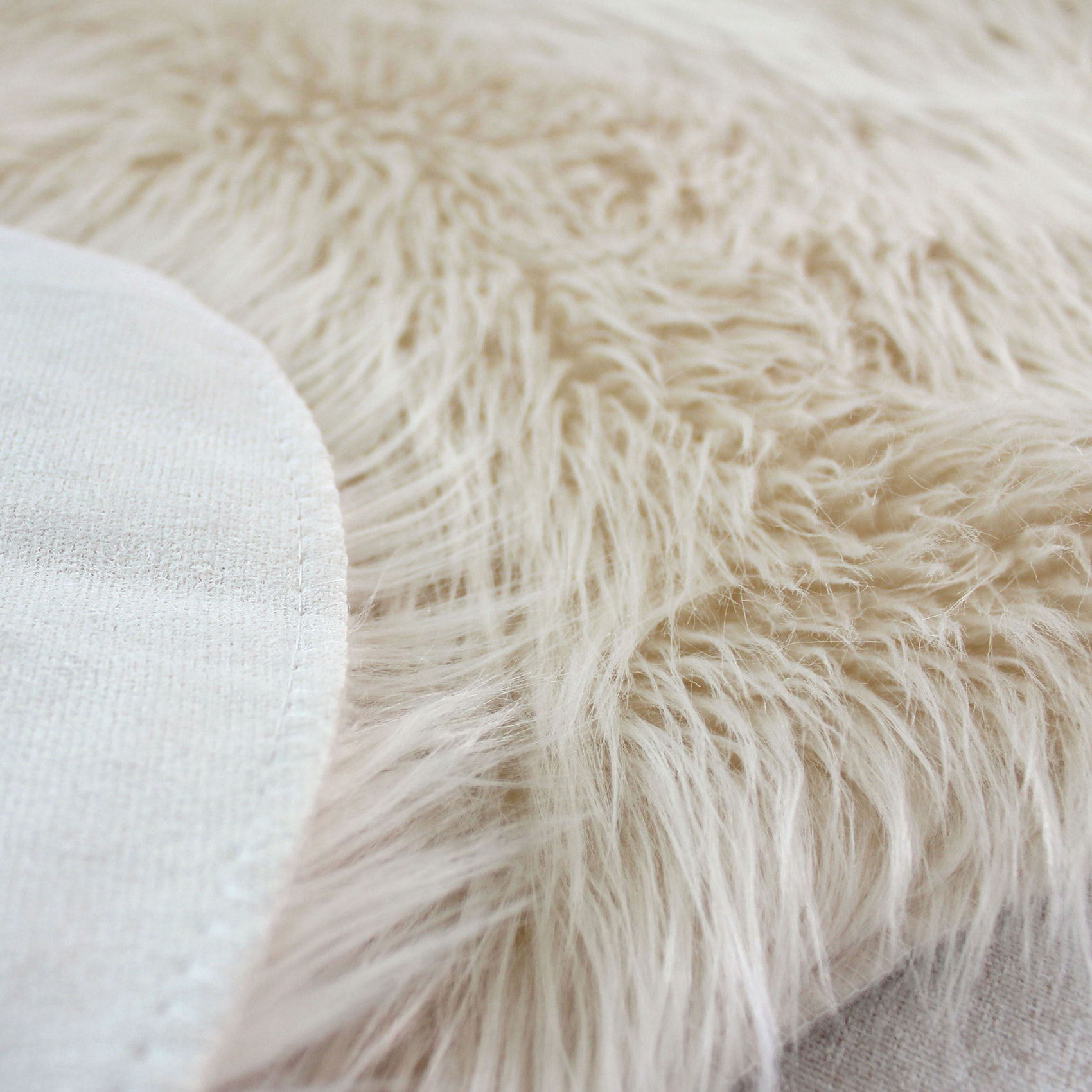 Tapis imitation peau de bête long poils et suédine - Ecru