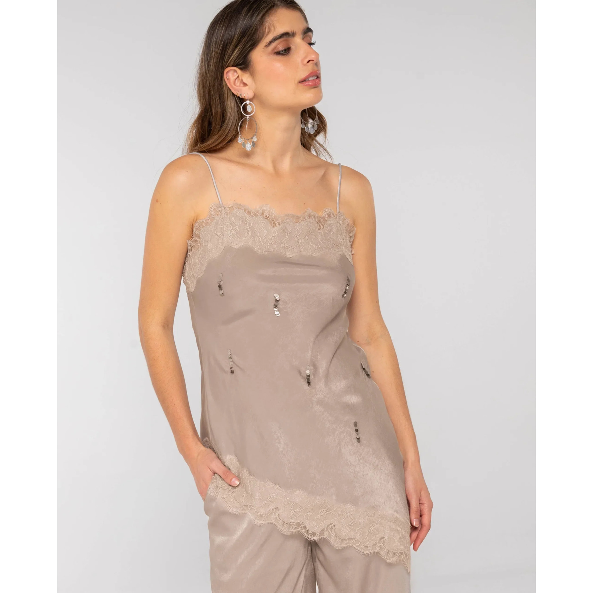 Top de mujer lencero con encaje y tirantes