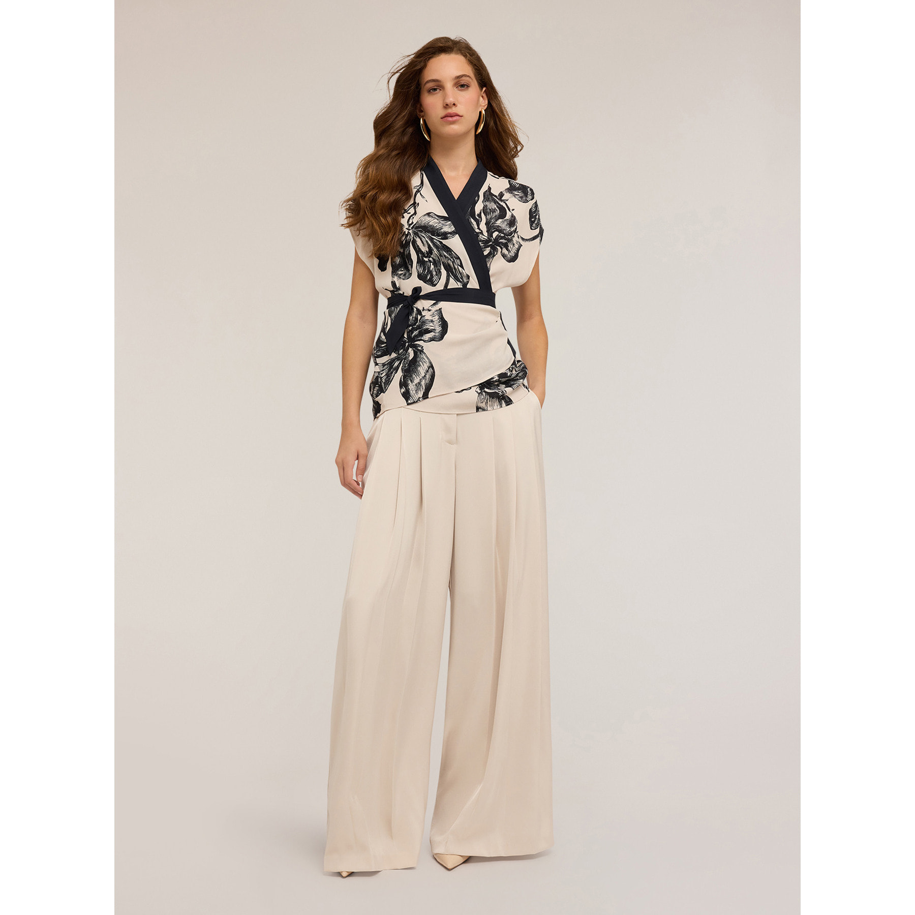 Motivi - Top floreado con cruce - Negro