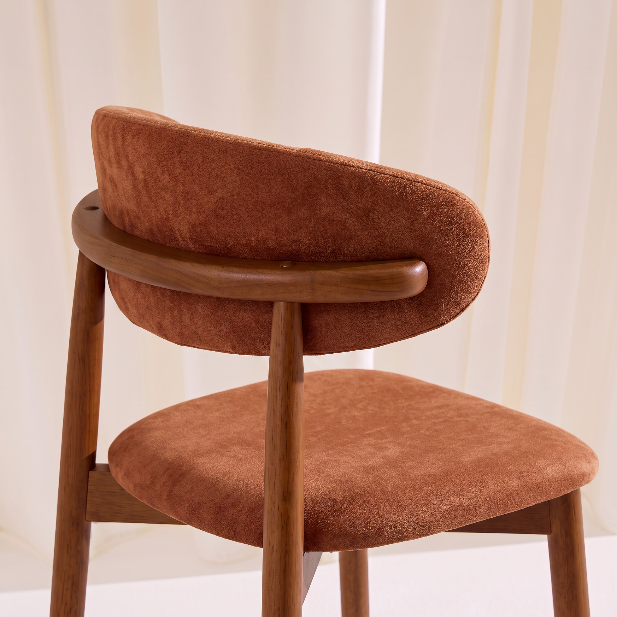 Tabouret de bar bois d'hévéa noyer et tissu chenille (lot de 2)  PAOLA