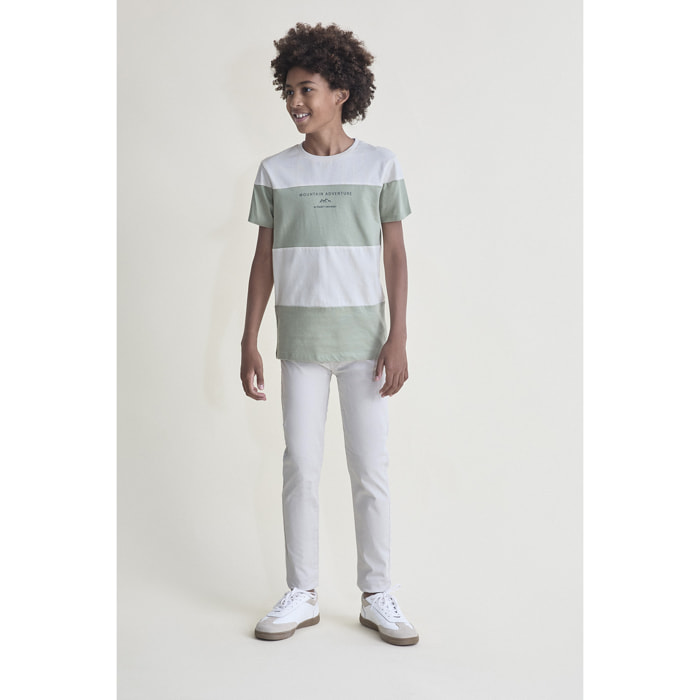 Camiseta de Manga Corta con Bloques Horizontales Anchos y Texto Mountain Adventure | Color: Crudo | Street Monkey