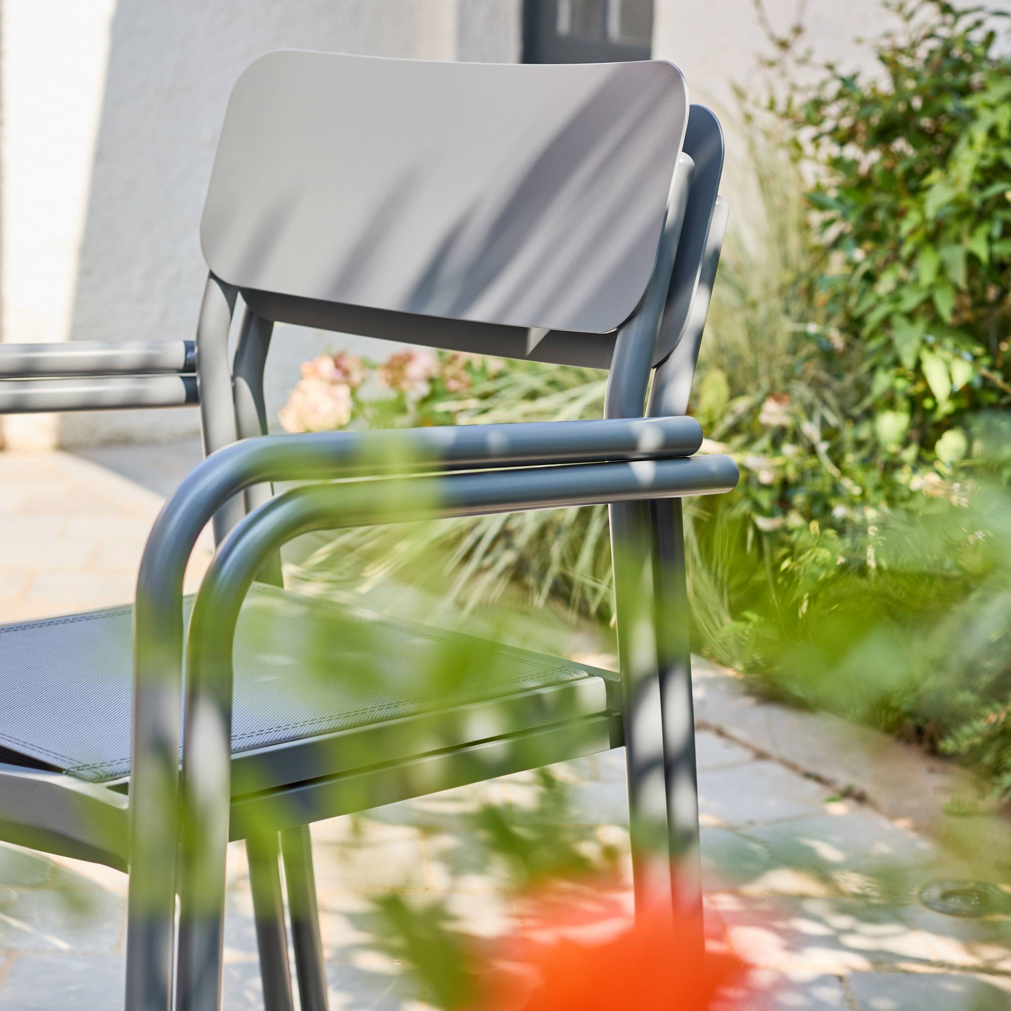 Lot de 4 fauteuils de jardin SAVANNAH empilables aluminium et textilene anthracite. 57.5 x 54 x 86 cm