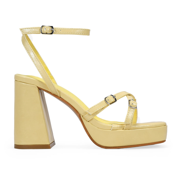 Sandalias de tacón amarillas con hebillas