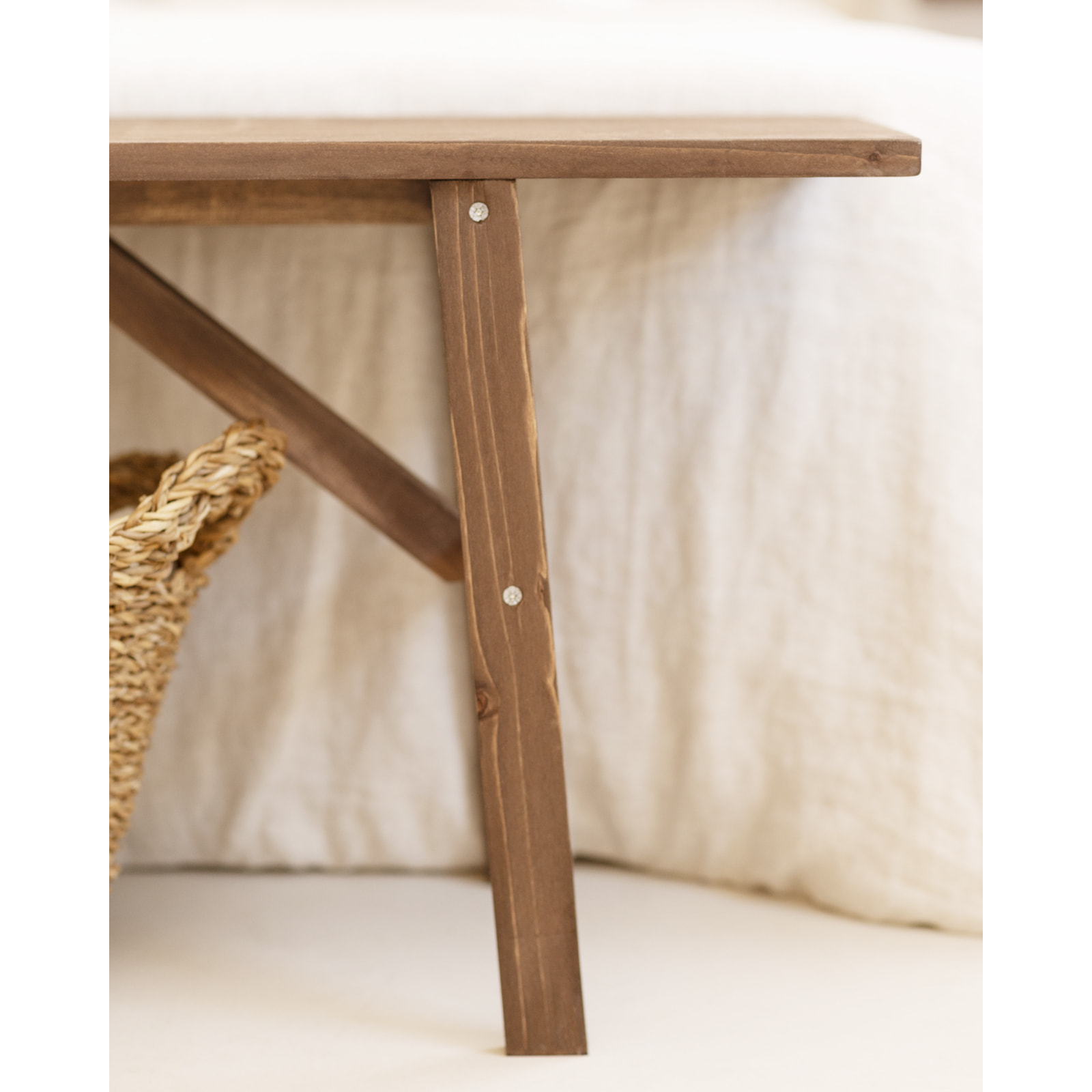 Tabouret en bois massif couleur noyer de 120x45cm Hauteur: 45 Longueur: 120 Largeur: 35