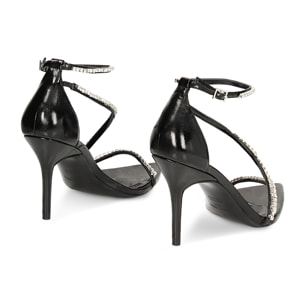Sandalias con tacón negros de laminado con piedras.