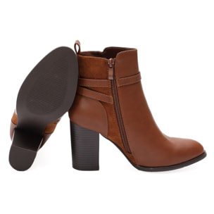 Stivaletti in simil pelle con tacco e fibbia dorata