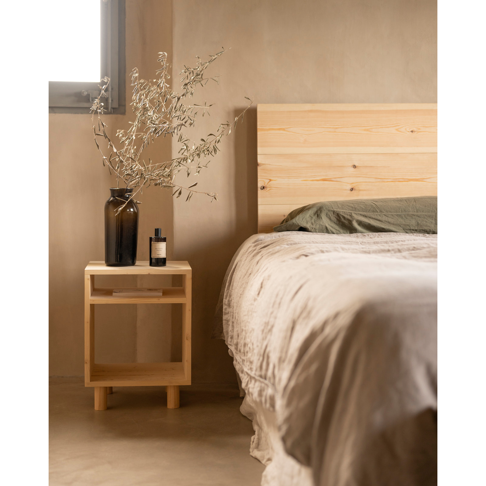 Mesita de noche de madera maciza en tono natural de 51x32cm Alto: 50.5 Largo: 32 Ancho: 37.5