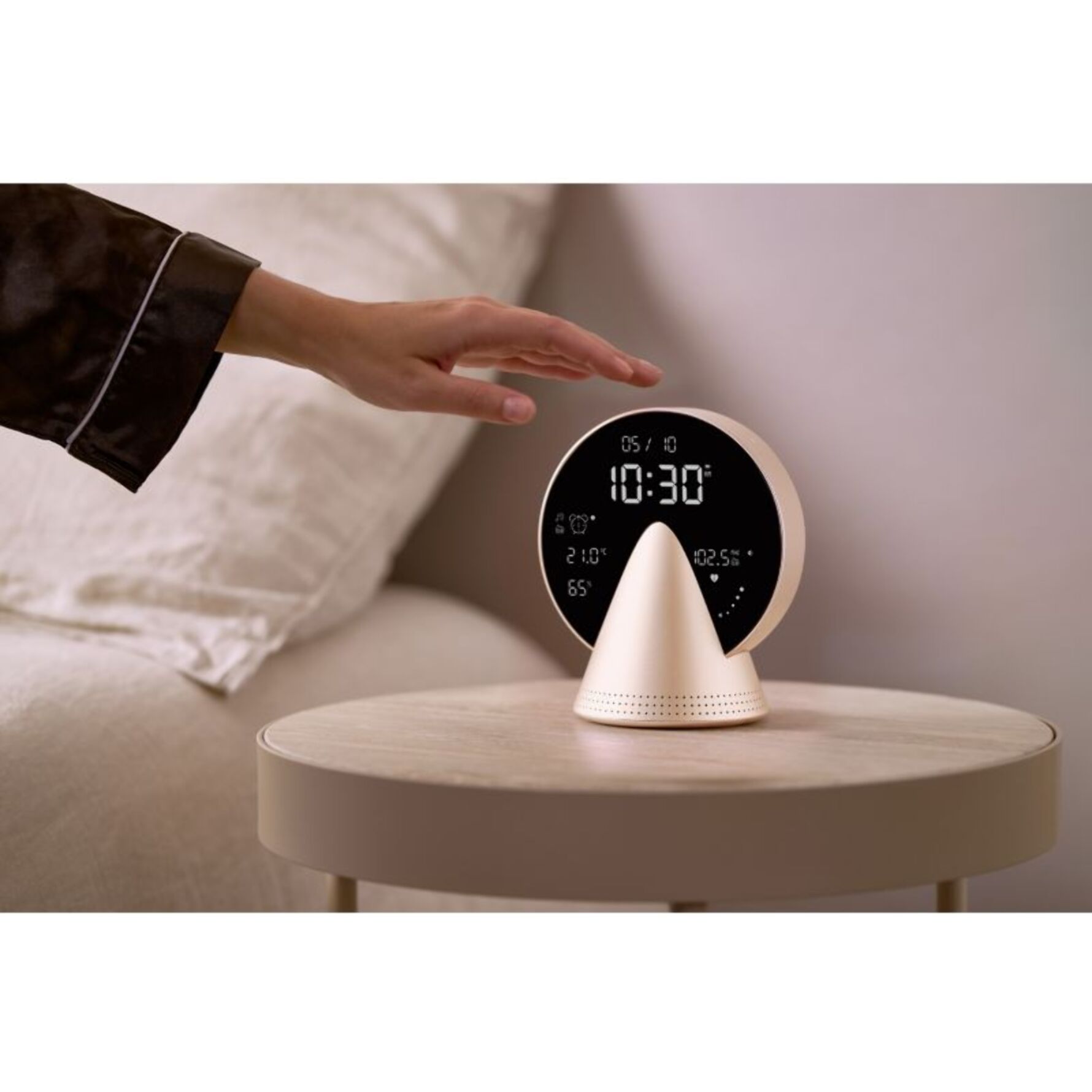 Radio réveil LEXON Conic Clock avec fonction Bluetooth Or