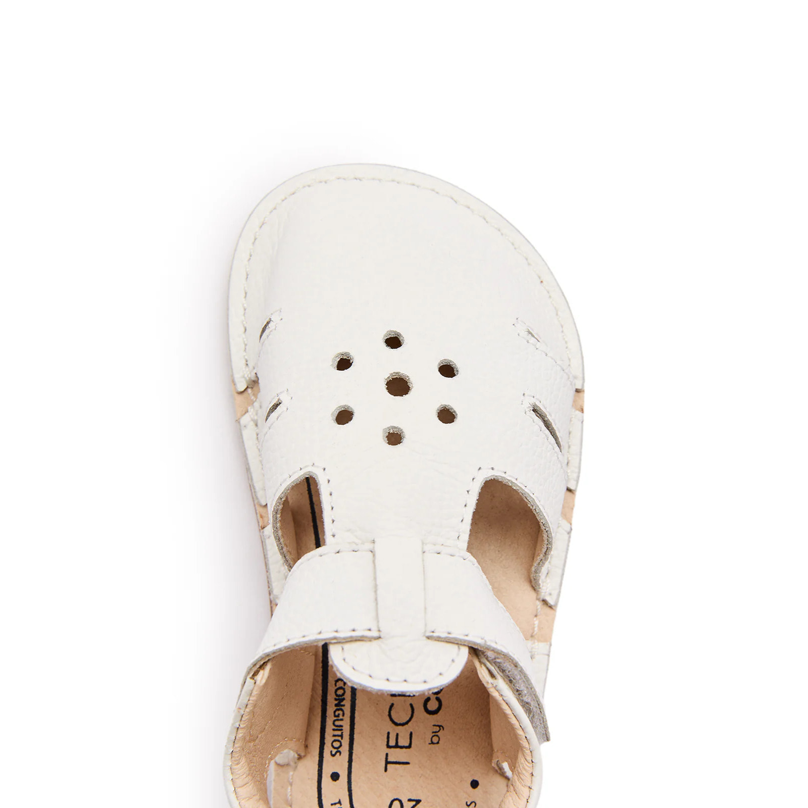 Eleganti sandali chiusi per neonati, di colore beige.
