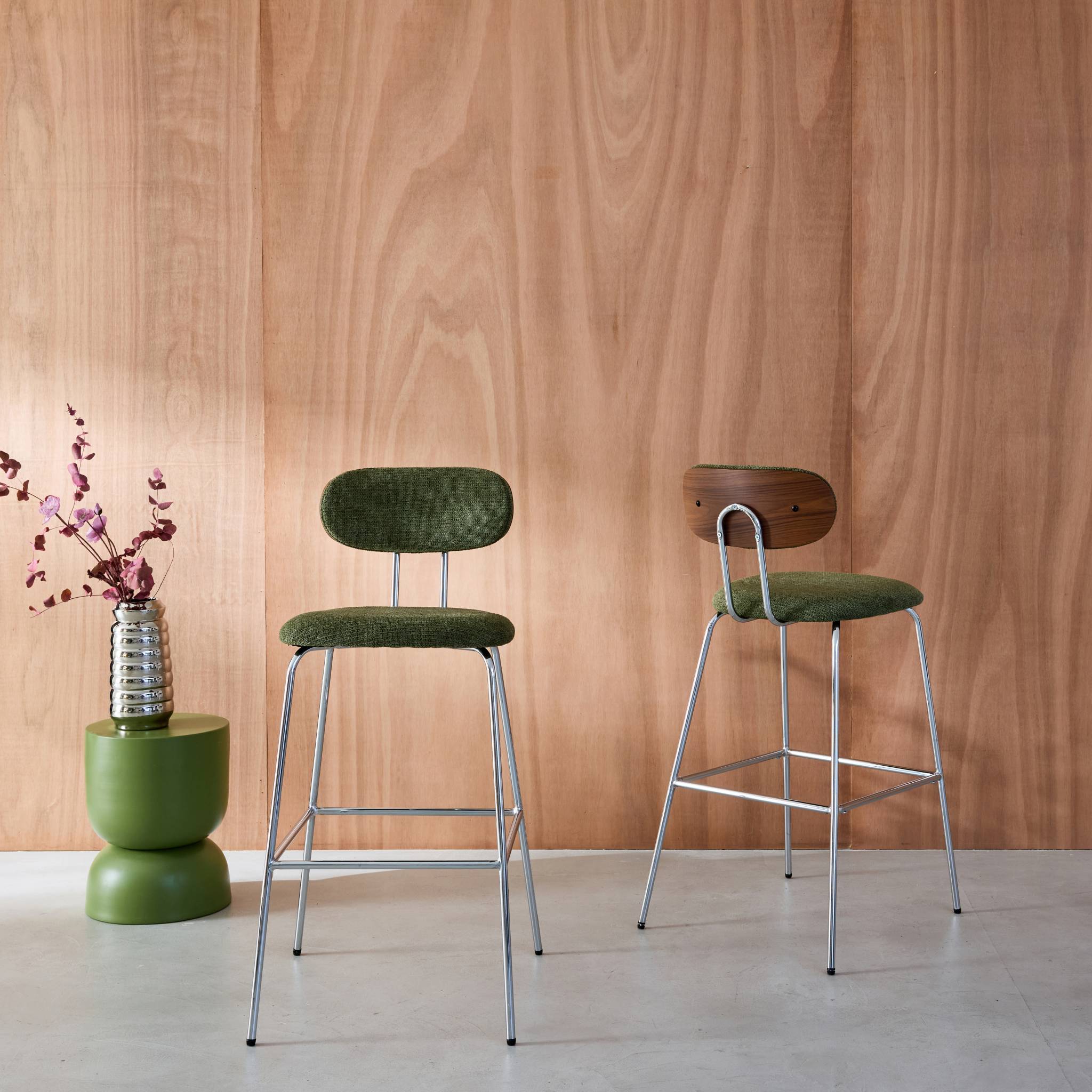 2 tabourets de bar décor bois courbé teinté noyer et tissu déperlant kaki. pieds métal chromé - L 44 x P 51 x H 103cm - Erin