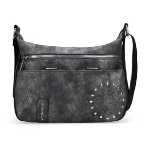 Bolso bandolera negro con cremalleras y tachas