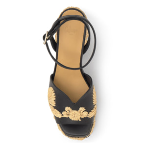 Sandalia Vasilia tacón forrado en napa con motivos florales bordados y hebilla