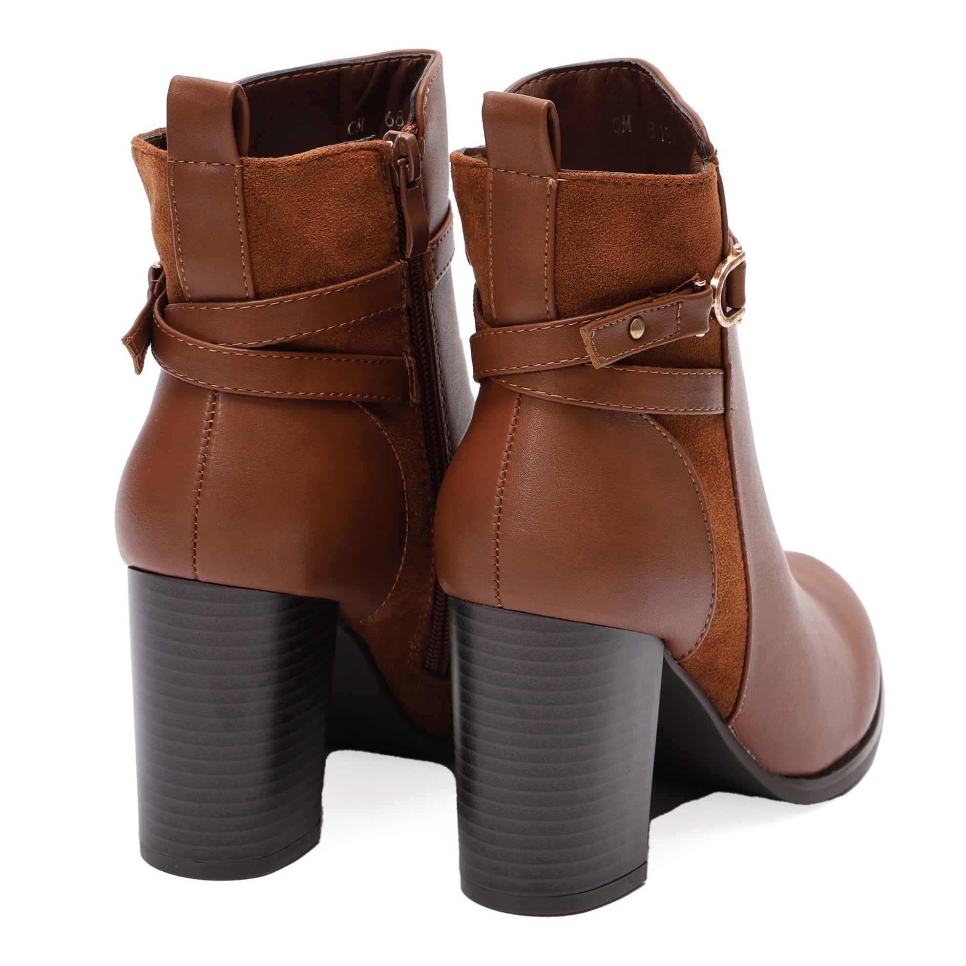 Stivaletti in simil pelle con tacco e fibbia dorata